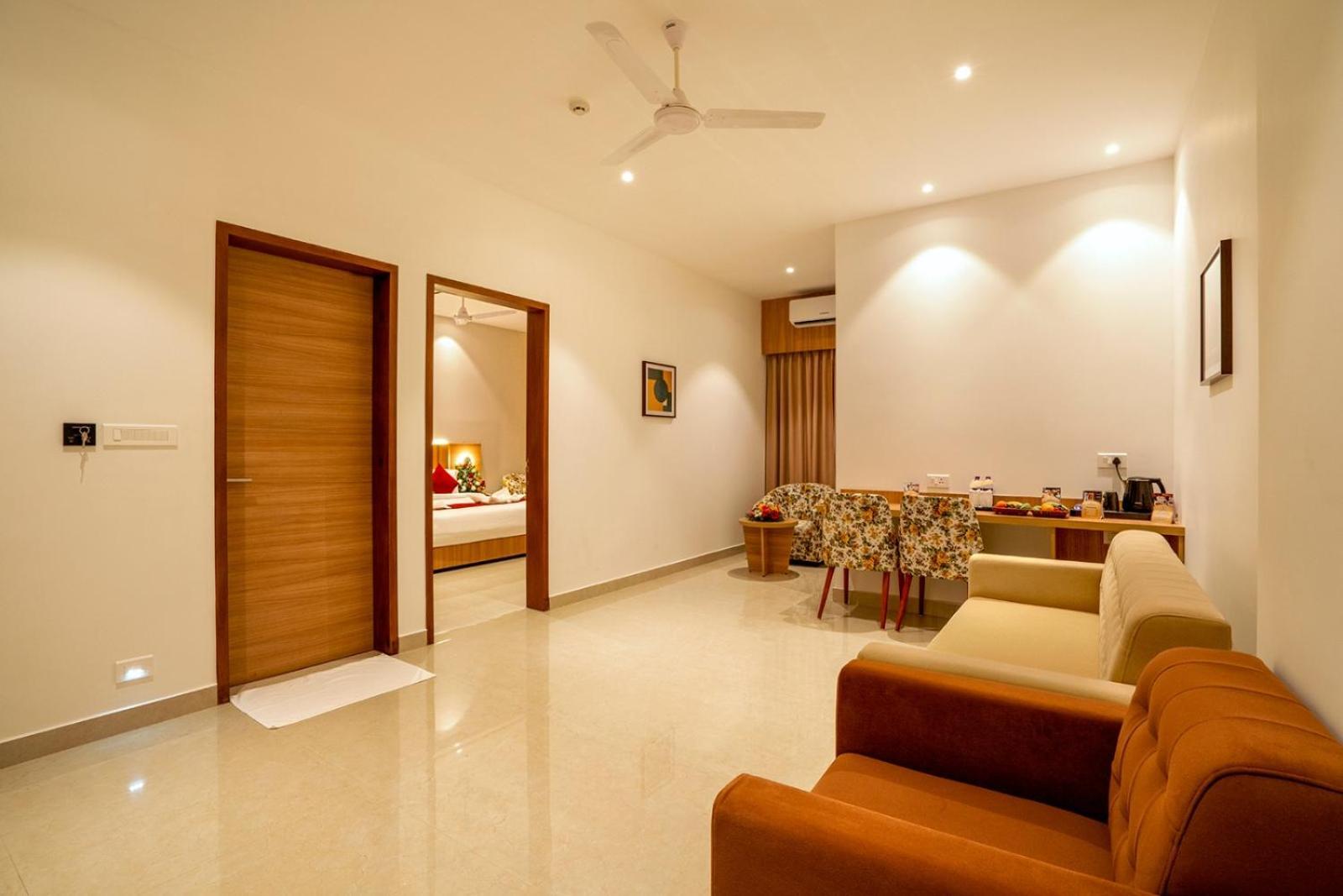 Hotel Grand Avenue Pambadi エクステリア 写真